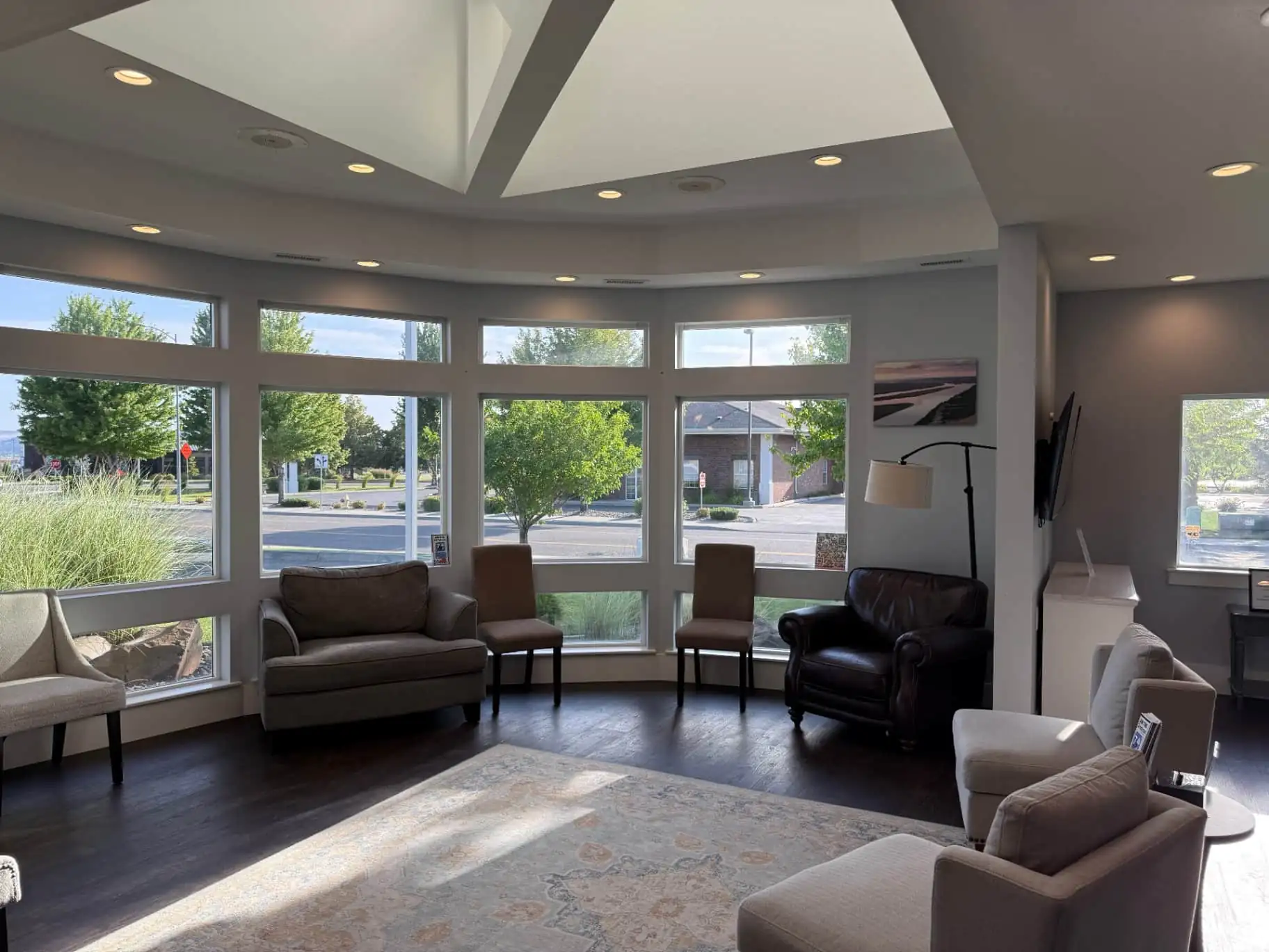 La sala de espera de Andros Orthodontics: ventanales y luz natural, en el oeste de Pasco