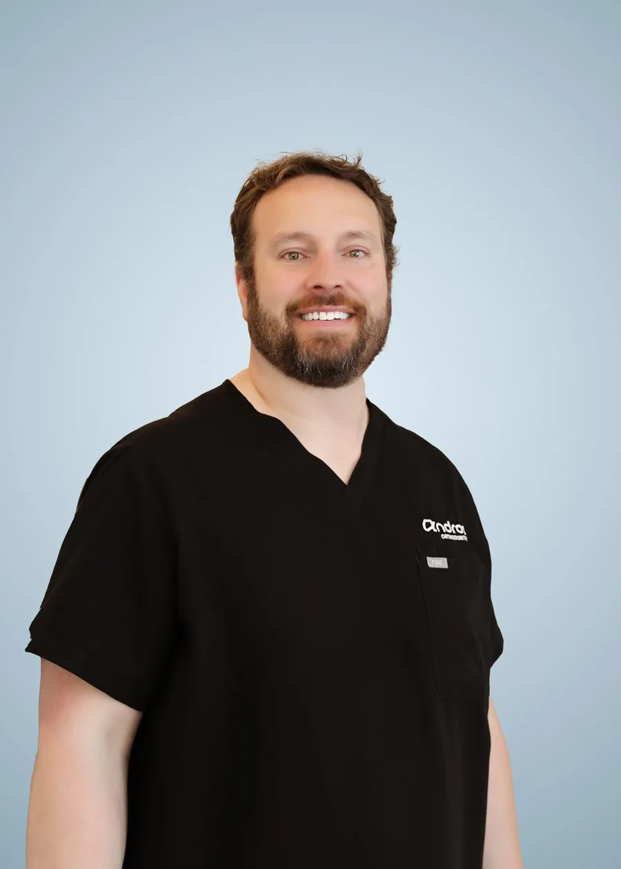 Dr. Nicholas Andros, ortodoncista certificado por la junta en Andros Orthodontics