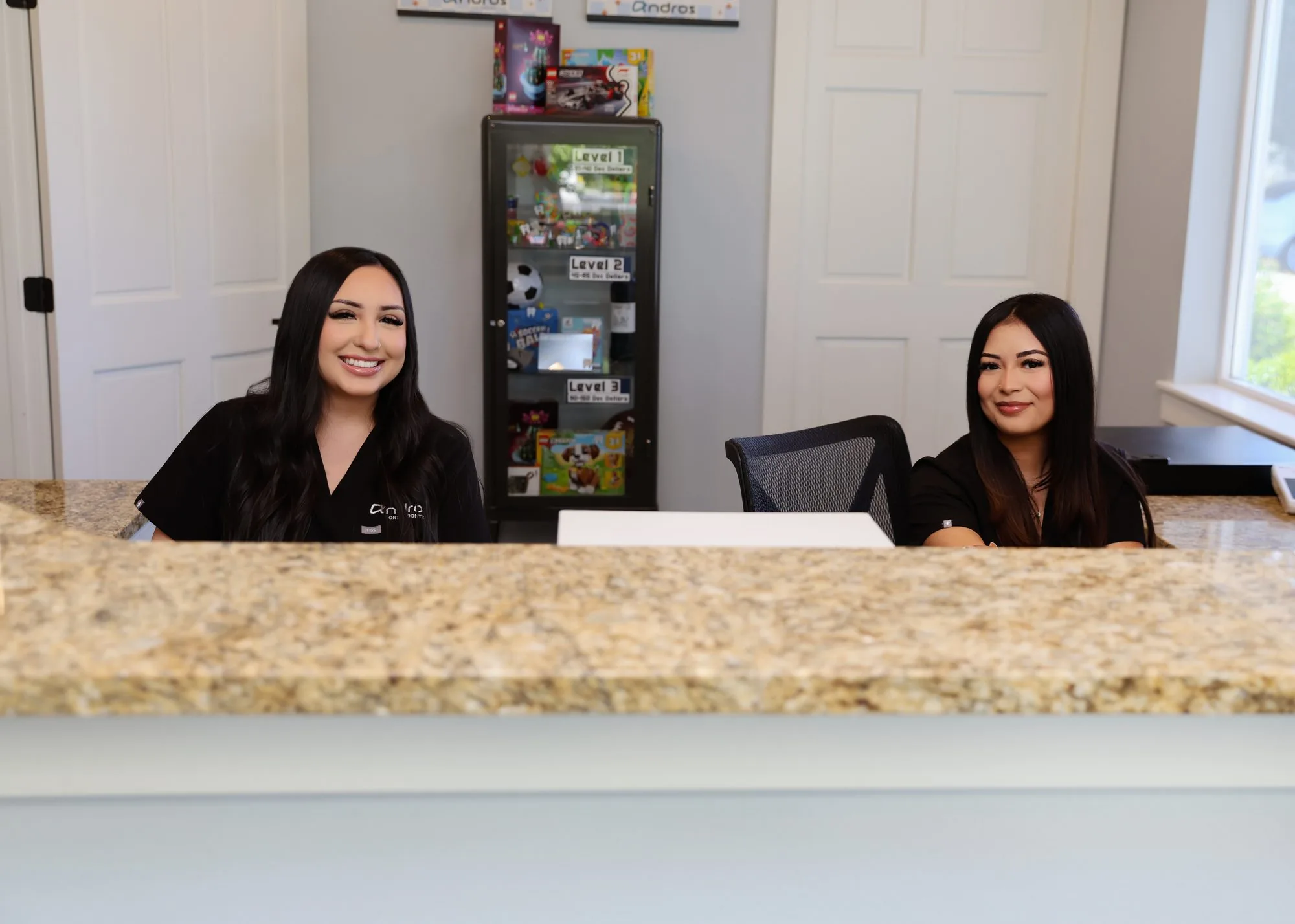 El equipo de recepción de Andros Orthodontics